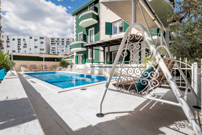 Perfect Place for Group Retreat, Villa Marica with a pool, gym, and jacuzzi in the heart of Split Split